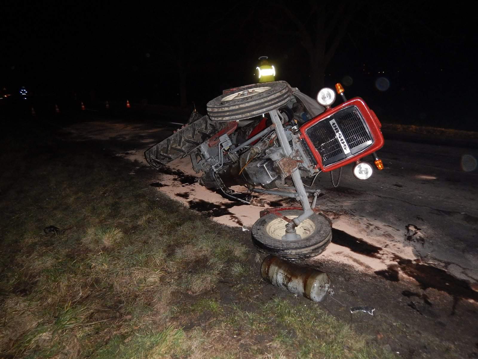 Chevrolet roztrzaskał ciągnik rolniczy. 33-letni rolnik trafił do szpitala!