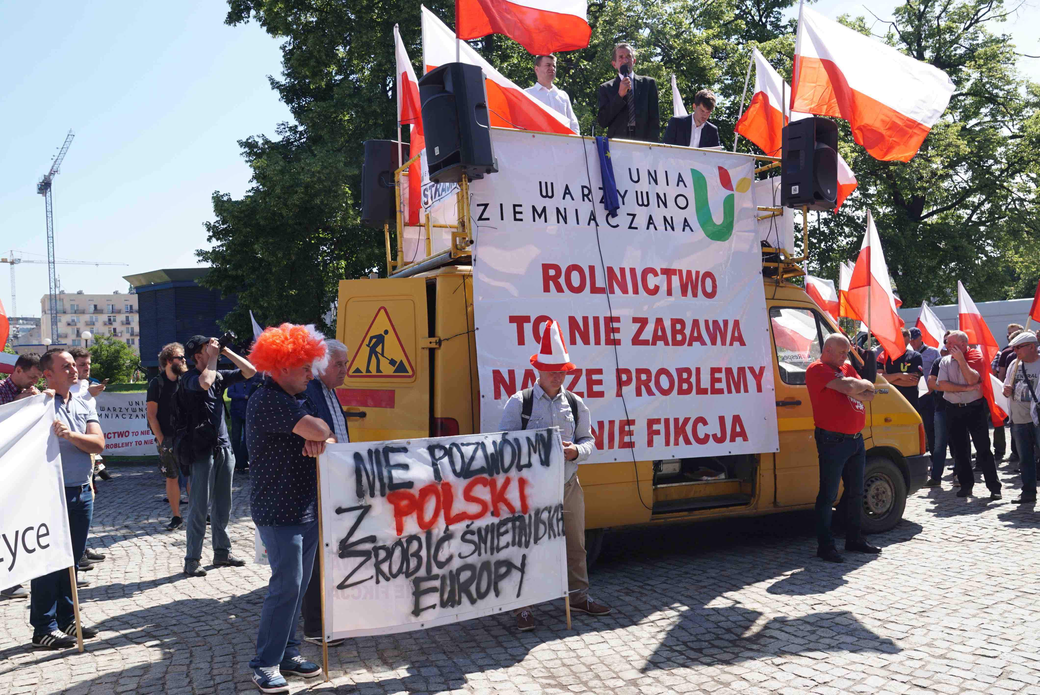 Na transparentach rolnicy wypisali różne hasła, w tym: „Nie pozwólmy zrobić z Polski śmietniska Europy”, „Ziemniaki. Producent 0,20 zł/kg. Market 2,00 zł/kg.” 