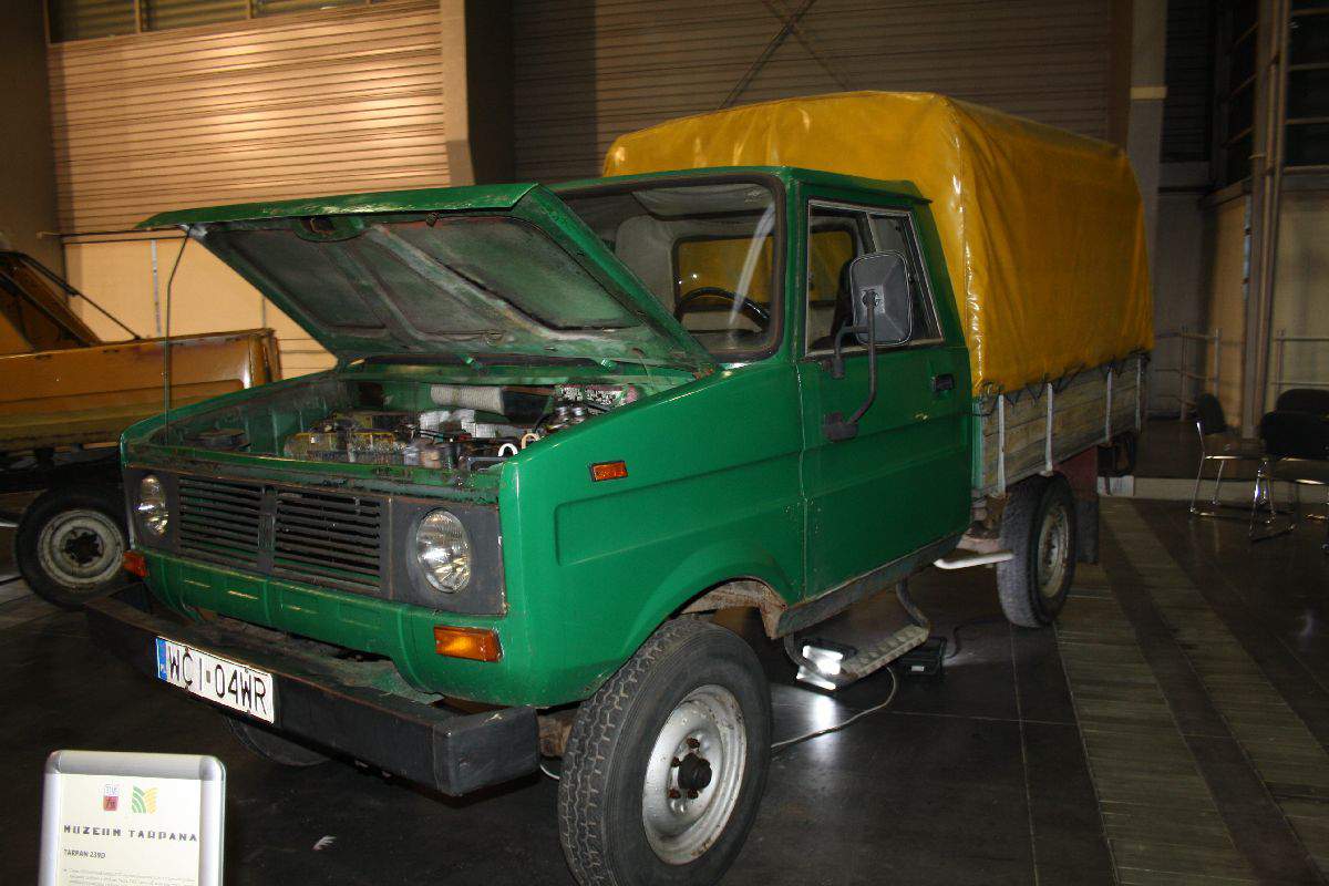 od 1973 roku rozpoczęła się seryjna produkcja samochodu Tarpan 233 w Wielkopolskich Zakładach Napraw Samochodowych w Poznaniu-Antoninku (później zmieniono nazwę na Fabrykę Samochodów Rolniczych 