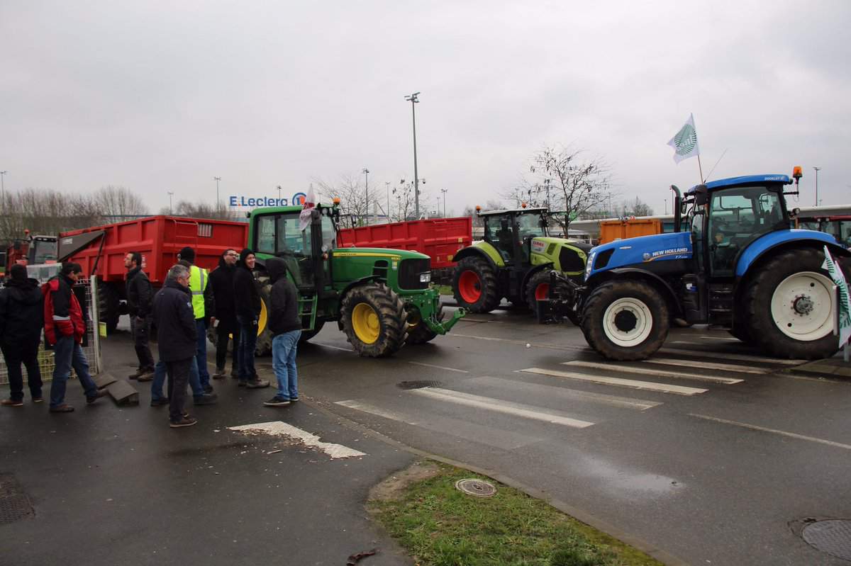 20 tys. rolników w całej Francji zablokowało niektóre centra miast i autostrady. Fot. FNESA/Twitter