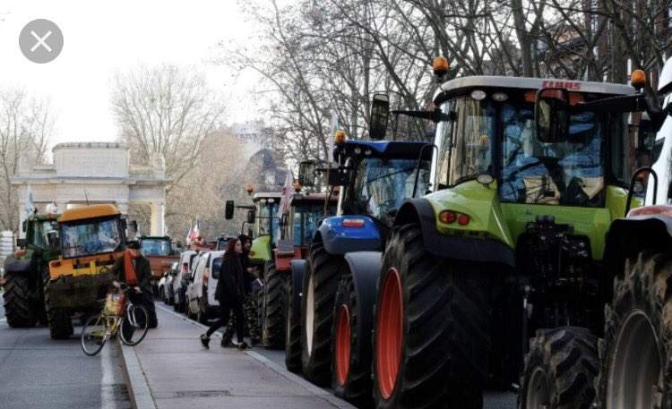 Francuscy rolnicy protestują przeciwko umowie UE-Mercosur i zmianom w finansowaniu obszarów rolniczych o niekorzystnych warunkach naturalnych. Fot. FNESA/Twitter