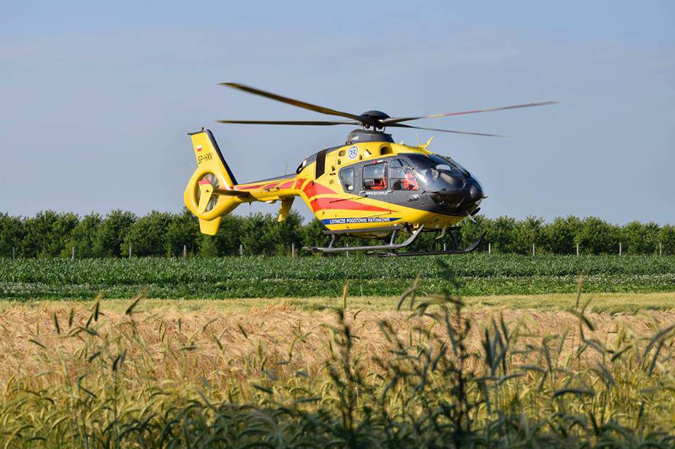Ranną 59-letnią kobietę m.in. z urazem głowy i miednicy do olsztyńskiego szpitala zabrał helikopter Lotniczego Pogotowia Ratunkowego 