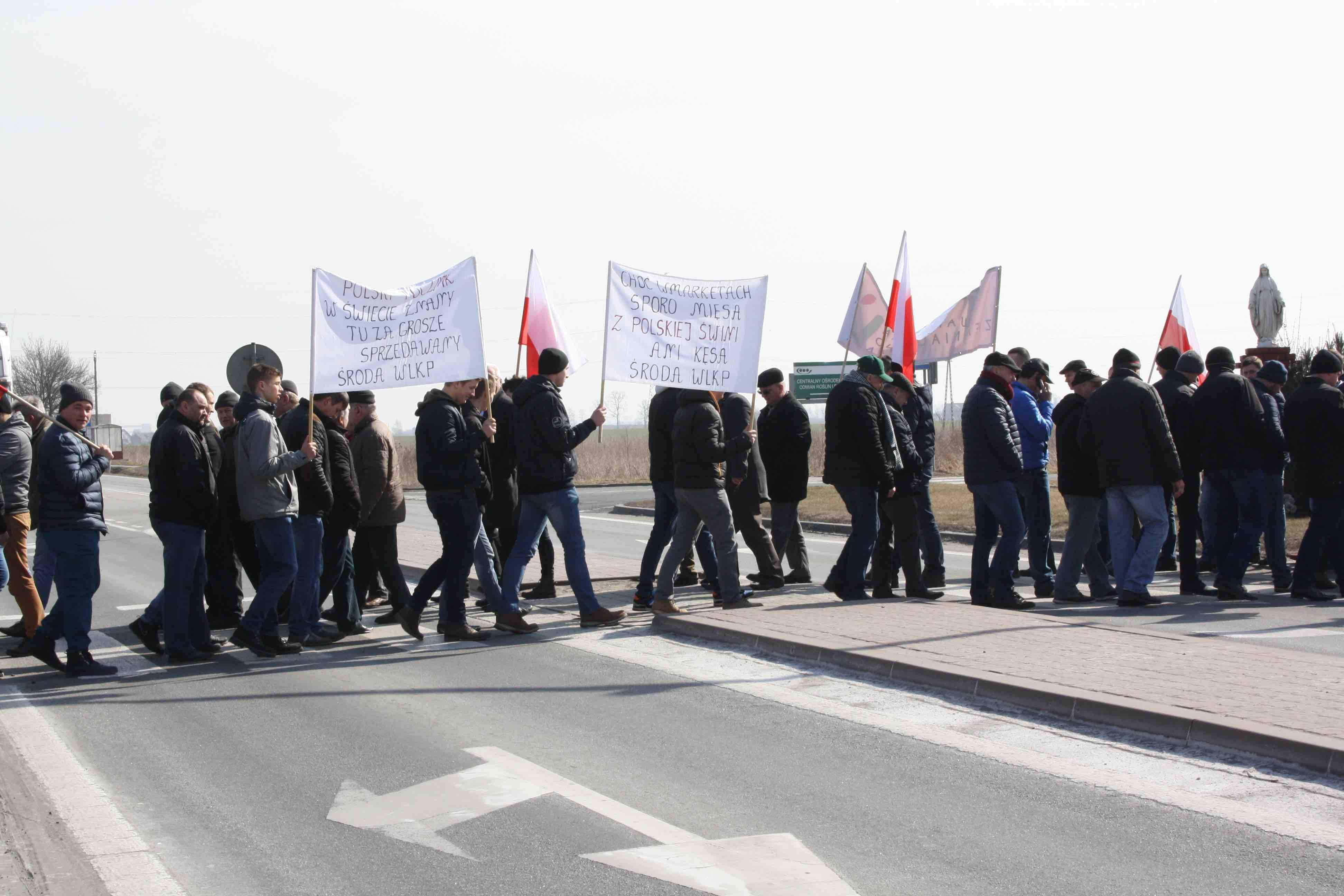 Rolnicy zablokowali drogę krajową nr 11 pomiędzy Poznaniem i Środą na niemal 2 godziny. 
