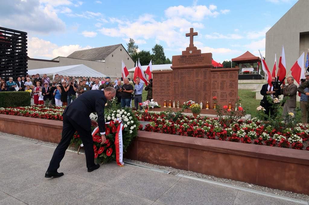 przedstawiciel prezydenta złożył kwiaty pod pomnikiem pomordowanych w Mnichowie fot Marcin Czapliński_KPRP