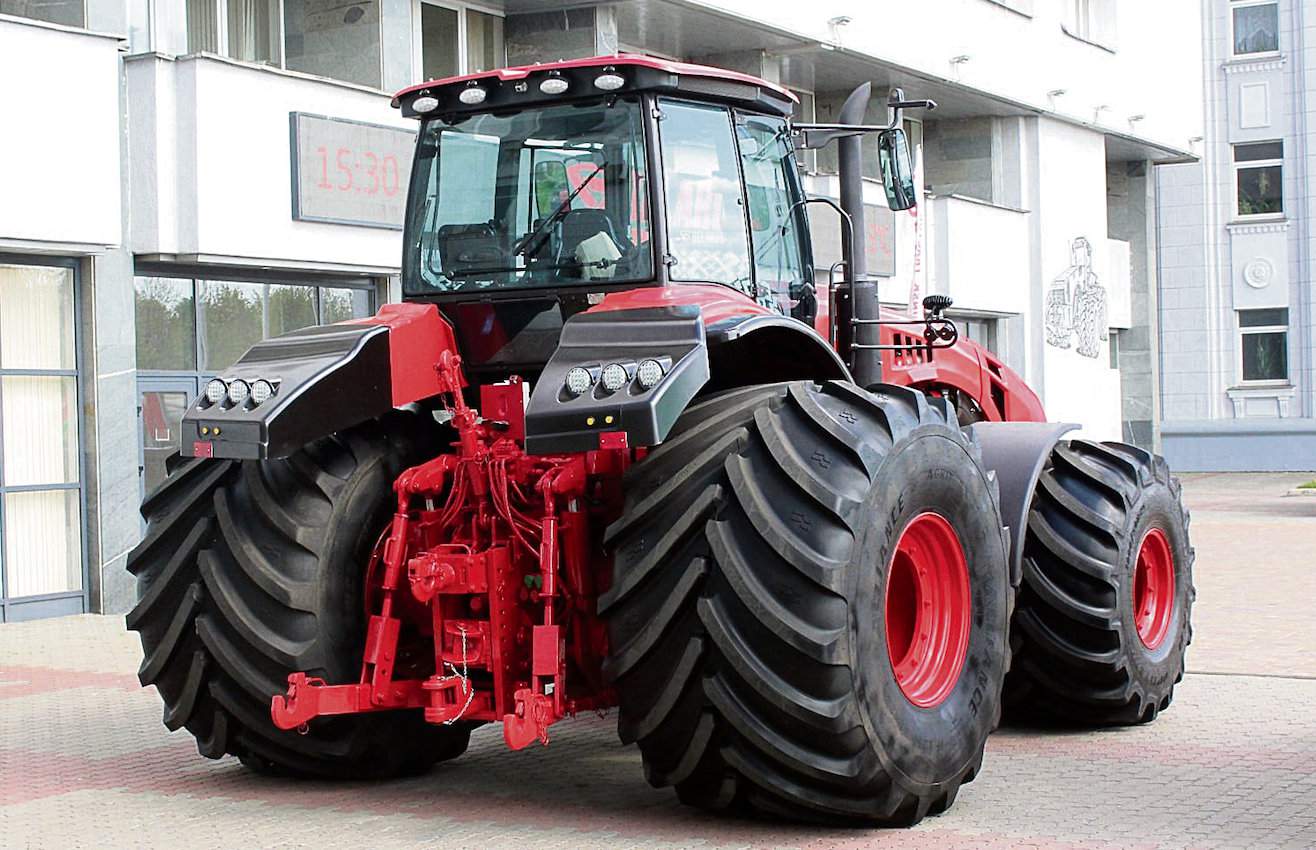 Ten ważący prawie 15 ton traktor, porusza się na bardzo szerokim ogumieniu, gdzie tylne opony mają imponujący rozmiar 1250/50R32