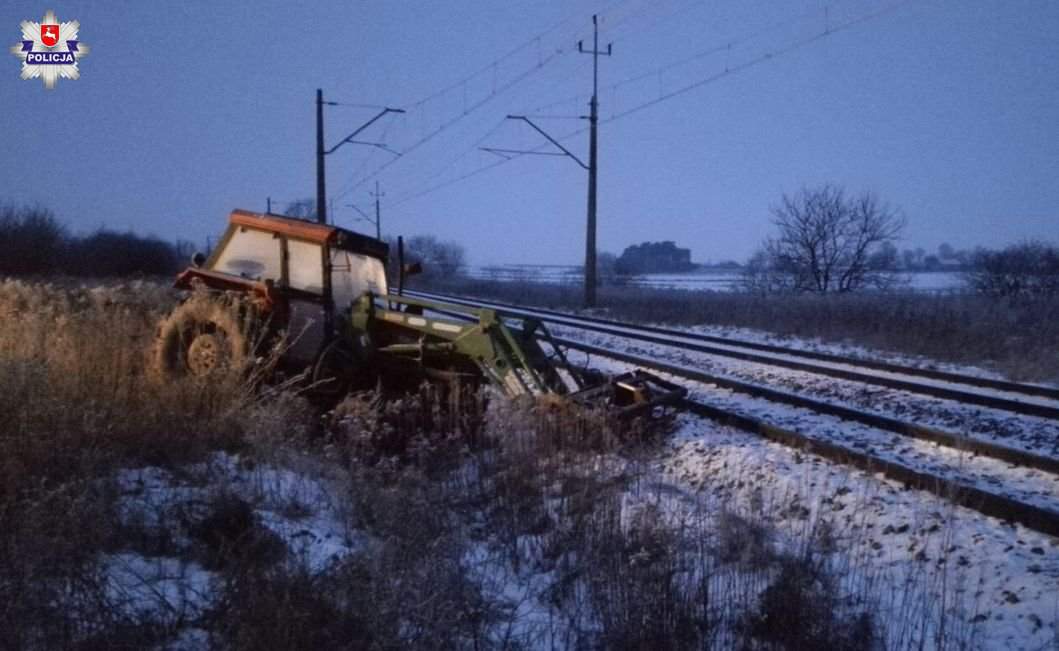Ciągnik rolniczy z ładowaczem czołowym, z którym zderzył się pociąg był niesprawny technicznie jeszcze przed zdarzeniem, Fot. KWP Lublin