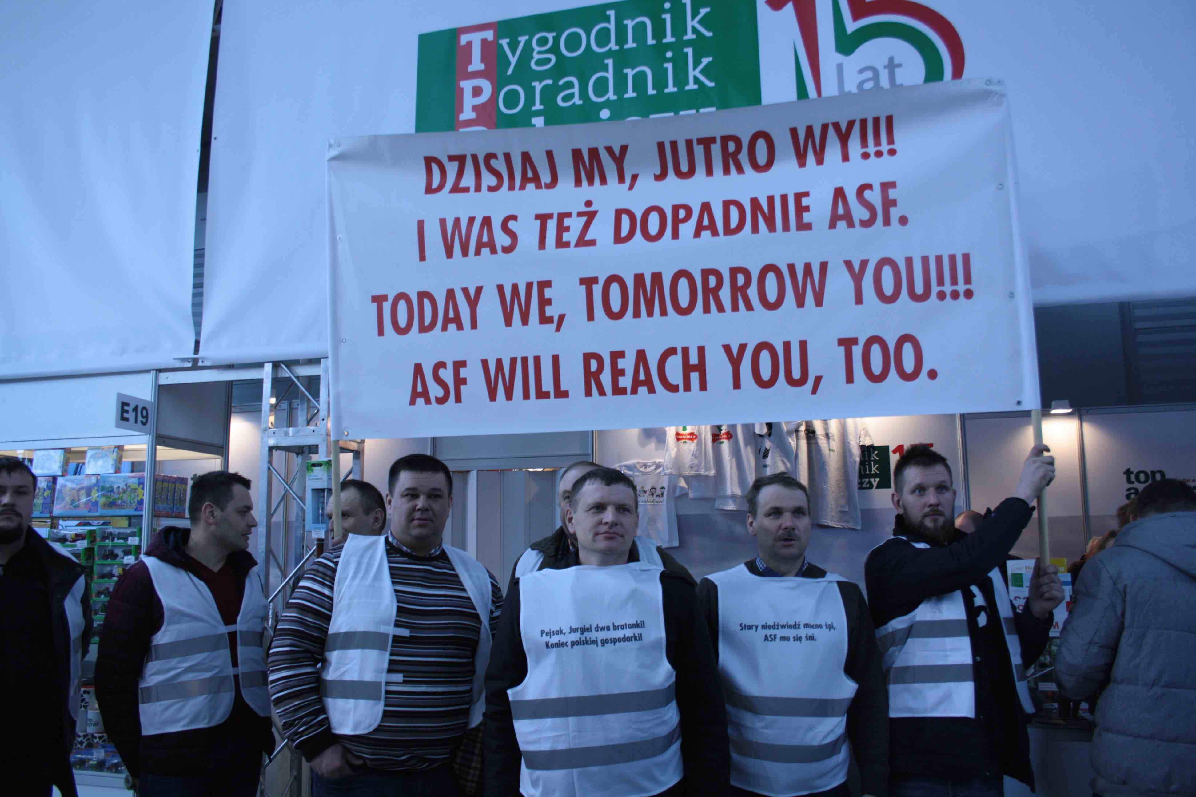 NA transparencie tym wypisali główne przesłanie do rolników z innych części Polski: „Dzisiaj my, jutro Wy!!! I Was też dopadnie ASF!!!” 