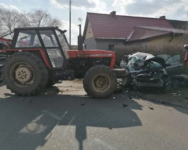 Ciągnik Ursus wbił się w auto osobowe z dwójką dzieci [FOTO]