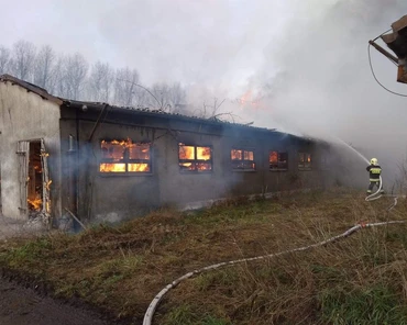 Pożar na fermie w Suchorzu - zapalił się magazyn słomy