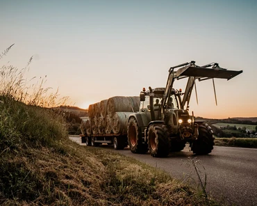 Szybki Quiz o maszynach rolniczych na drogach
