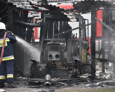 W pożarze gospodarstwa pod Puławami spłonęły 2 ciągniki. Straty rolnika to ponad 60 tys. zł [FOTO]