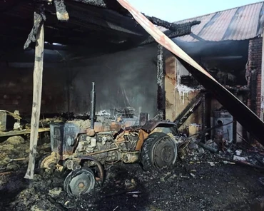 Pożar gospodarstwa pod Olkuszem. Spłonęła stodoła, ciągnik i samochód