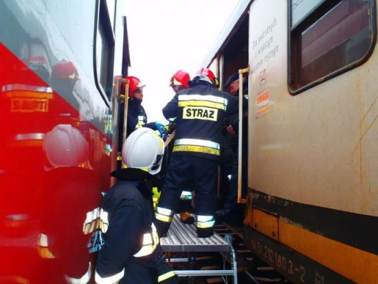 Strażacy pomogli pasażarom przesiąść się na podstawiony pociąg 