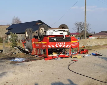 Wóz OSP dachował po zderzeniu z busem. Strażak w ciężkim stanie zabrany przez LPR