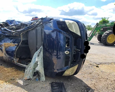 Ciągnik John Deere staranował Renault. Jedna osoba ranna [FOTO]