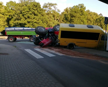 Bus staranował ciągnik pod Olsztynem. Kilka osób rannych.