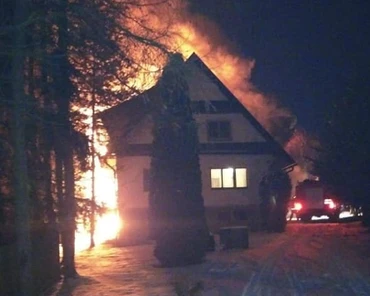 Groźny pożar gospodarstwa. Spłonęła stodoła i zagrożony był dom rolnika