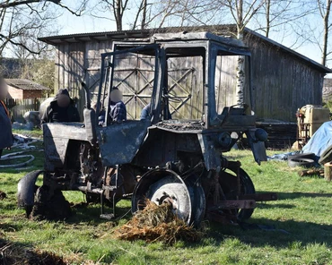 W pożarze gospodarstwa pod Rykami spłonął ciągnik i stodoła. 120 tys. złotych strat