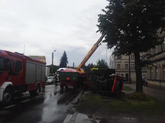 Traktor Zetor z przyczepą przewrócił się na jednym ze skrzyżowań w Krotoszynie.  FOT. JRG PSP Krotoszyn