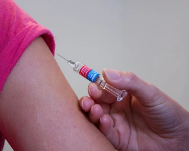Czy szczepionka przeciw COVID-19 jest bezpieczna dla nastolatków?