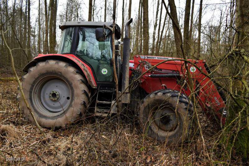 w marcu 2017 roku, kiedy to  funkcjonariusze Straży Leśnej z Nadleśnictwa Brzózka (woj. lubuskie) w lesie na terenie gminy Dąbie znajduje się ciągnik rolniczy bez żadnych tablic rejestracyjnych
