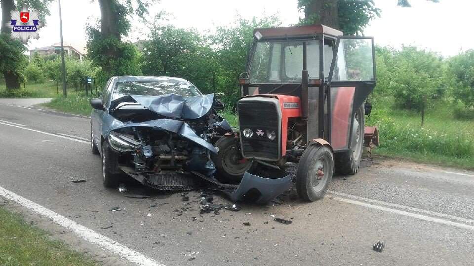 Czołowe zderzenie ciągnika z Fiatem pod Lublinem. W wypadku zginął 86-latek