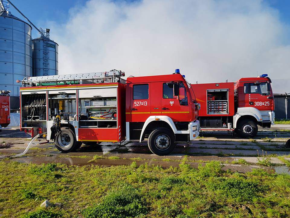 100 strażaków walczyło z pożarem chlewni w Wychowańcu