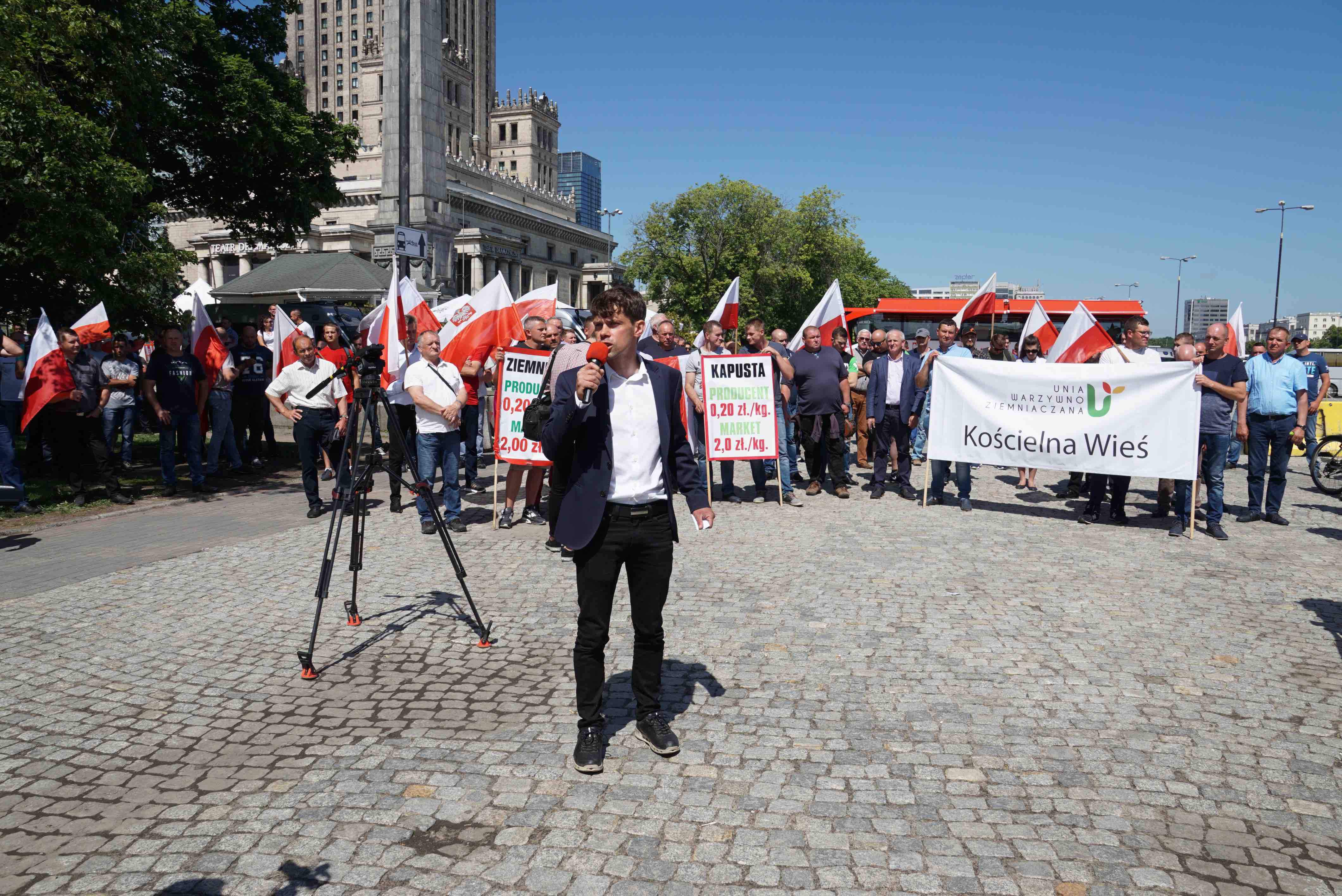 – Chcemy pokazać w Warszawie, że na polskiej wsi jest problem. Do tej pory pokazywaliśmy naszą sytuację w naszych małych miejscowościach, demonstrując na pasach. Ale prawie nikt nie zwracał uwagi. Dlatego zdecydowaliśmy się na demonstracje w stolicy – mówił Michał Kołodziejczak, prezes Unii Warzywno-Ziemniaczanej i organizator protestu.
