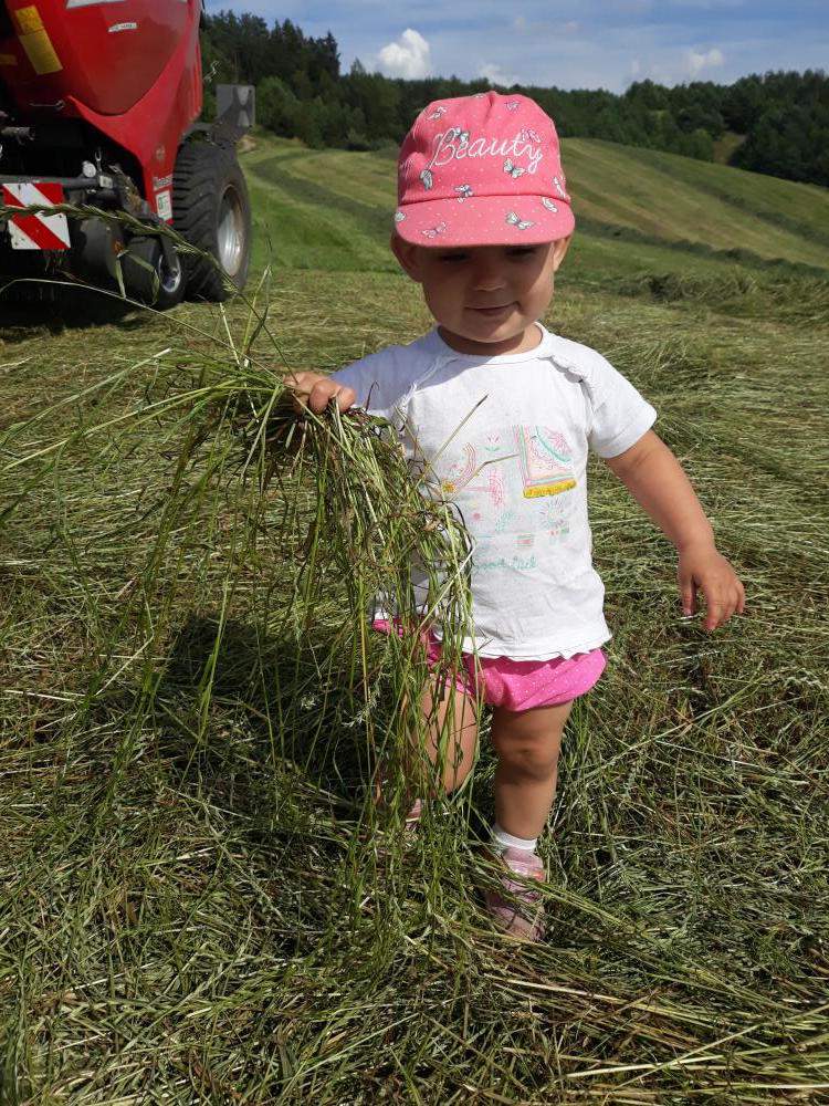 1,5 roczna Zosia sprawdza wilgotność trawy fot Partycja Golubska