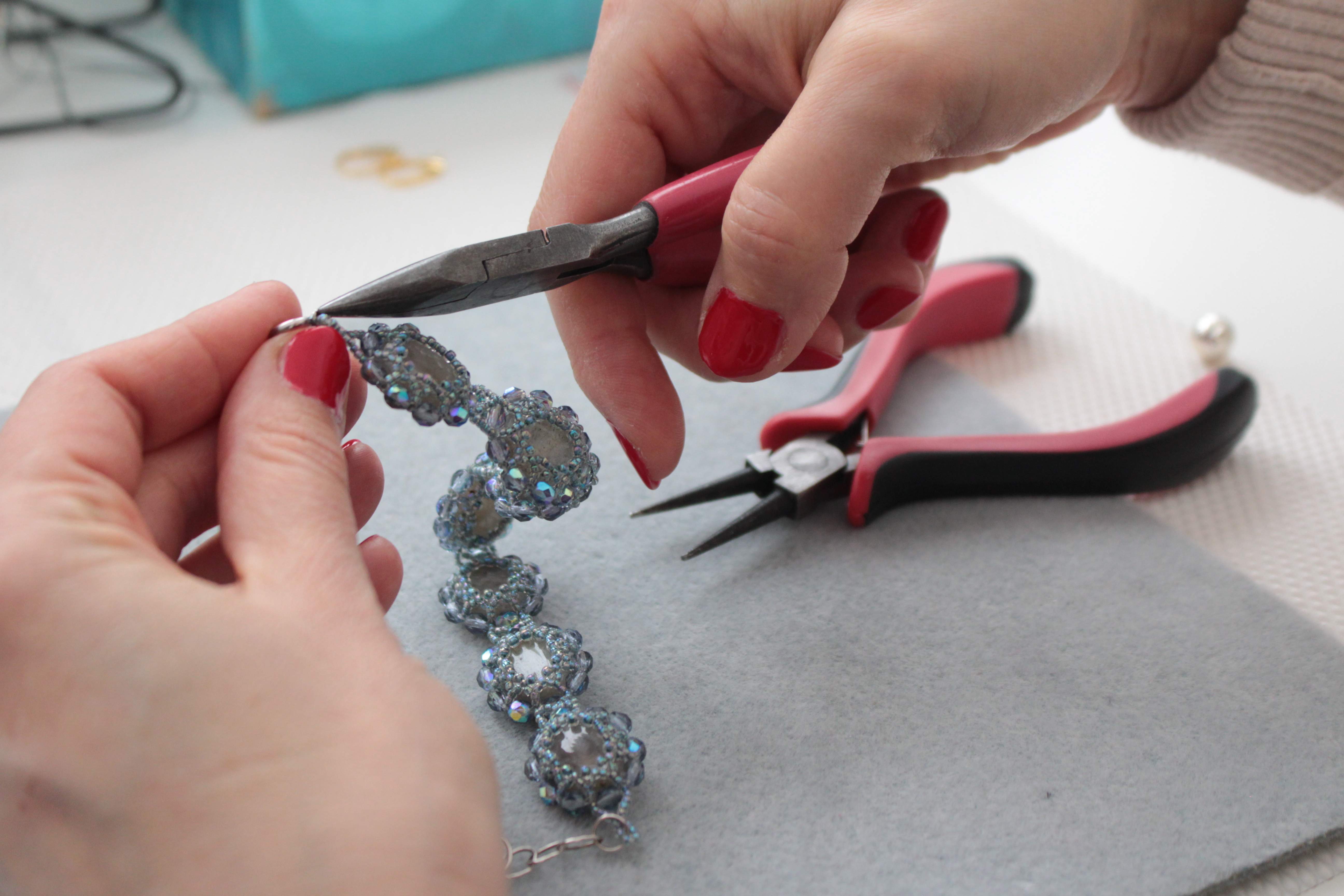 Praca przy produkcji biżuterii wymaga niezwykłej precyzji i dbania o najmniejsze szczegóły