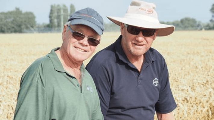 Eric Watson z Ashburton (z lewej) w Nowej Zelandii po raz drugi ustanowił Rekord Guinessa plonowania pszenicy ozimej bijąc ub.r. poprzedni wynik o 607 kg/ha. Ten nowy rekord to plon ziarna 17,398 t/ha odmiany Kerrin z hodowli KWS. Na zdjęciu z gospodarzem David Weith – regionalny przedstawiciel firmy Bayer, który doradzał w ochronie plantacji