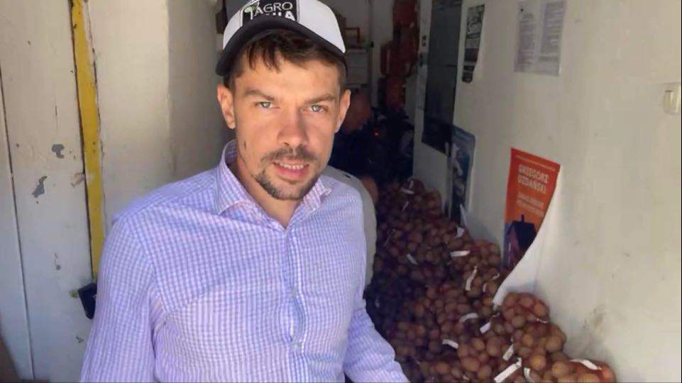 -Będziemy rozdawać dzisiaj w Warszawie 10 ton ziemniaków popakowanych w 1,5-kilogramowe woreczki z dokładną informacją, jak oszukiwany jest na handlu produktami rolnymi polski rolnik 