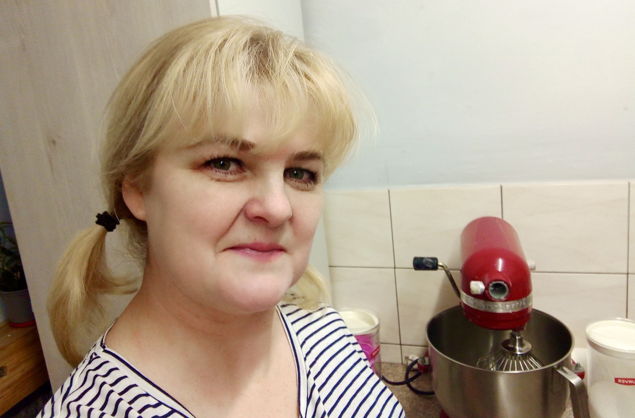 Barbara Zegar w swojej kuchni w Guji. Własnie przygotowuje kolejne słodkie zamówienia