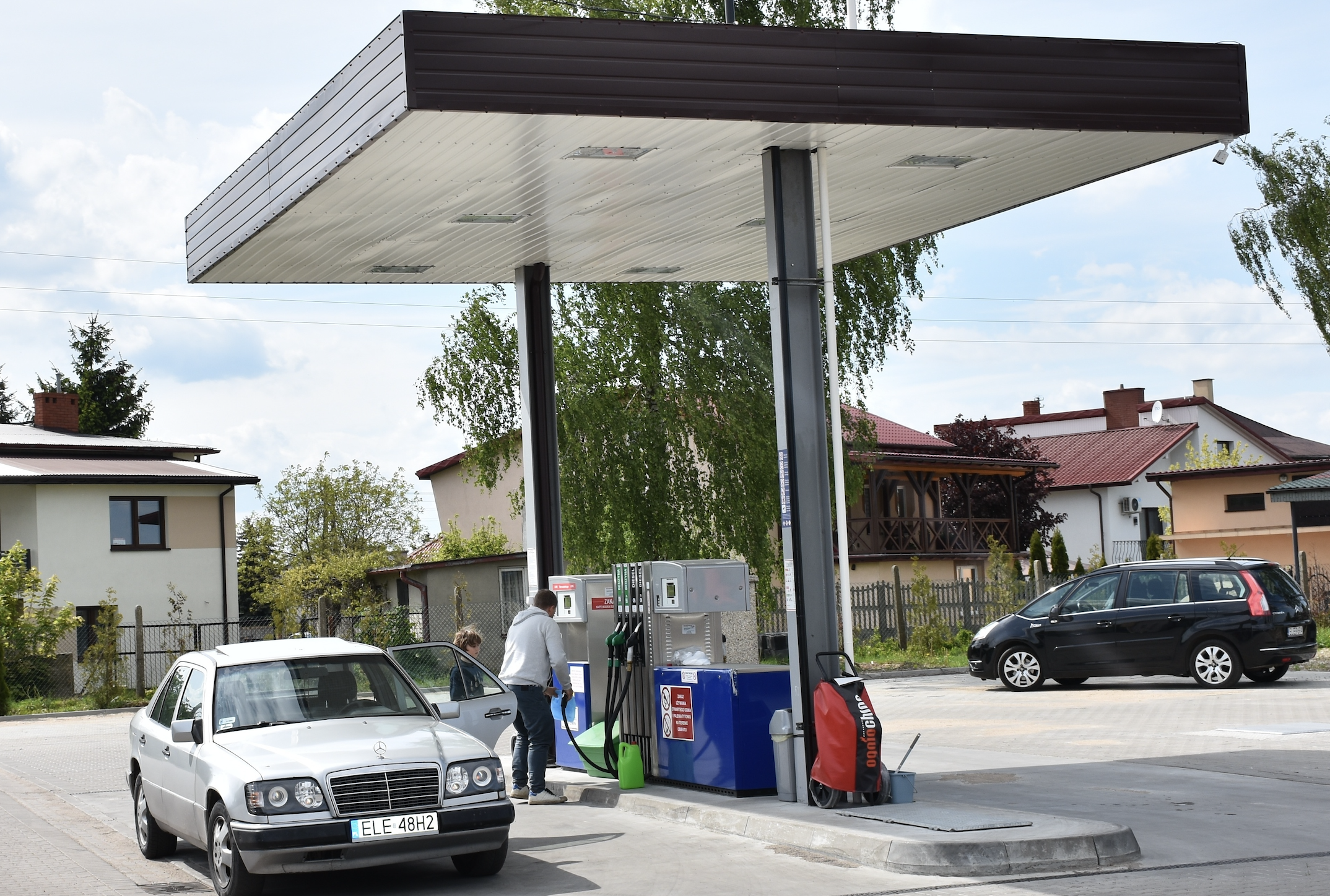 Stacja paliw w bazie handlowej w Grabowie