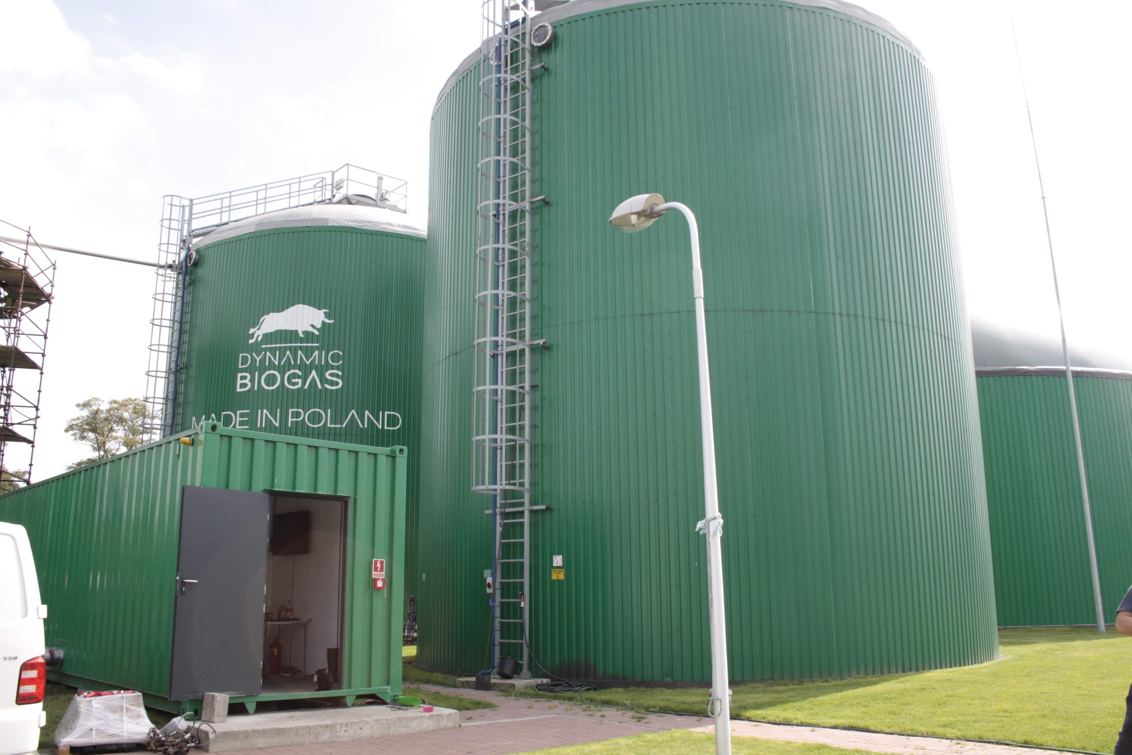Biogazownia w Przybrodzie o mocy 0,5 MW kosztowała około 7 mln zł i jest zasilana głównie obornikiem oraz odpadami owocowymi