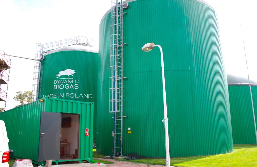 Biogazownia w Przybrodzie jako paliwo wykorzystuje przede wszystkim obornik od około setki krów oraz odpady z sadu 
