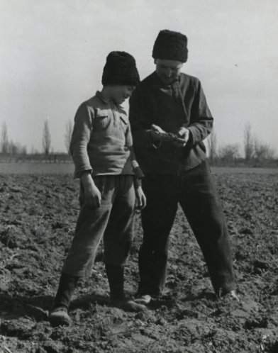 Na zdjęciu uwieczniono Niemca besarabskiego z synem. Stoją na ziemi jeszcze przed chwilą zapewne uprawianej przez polskich gospodarzy