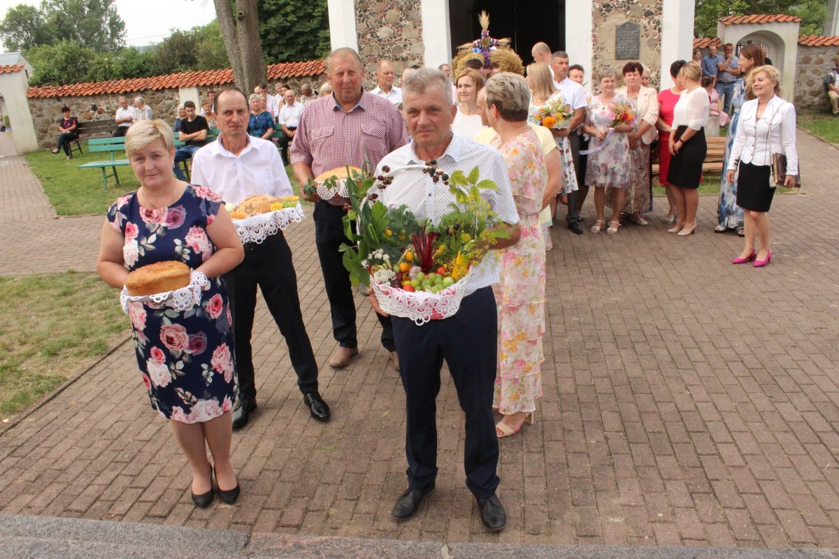 Jako pierwsi z darami do kościoła weszli reprezentanci ubiegło rocznego gospodarza uroczystości dożynkowych – Bożena i Jarosław Gawryłowie