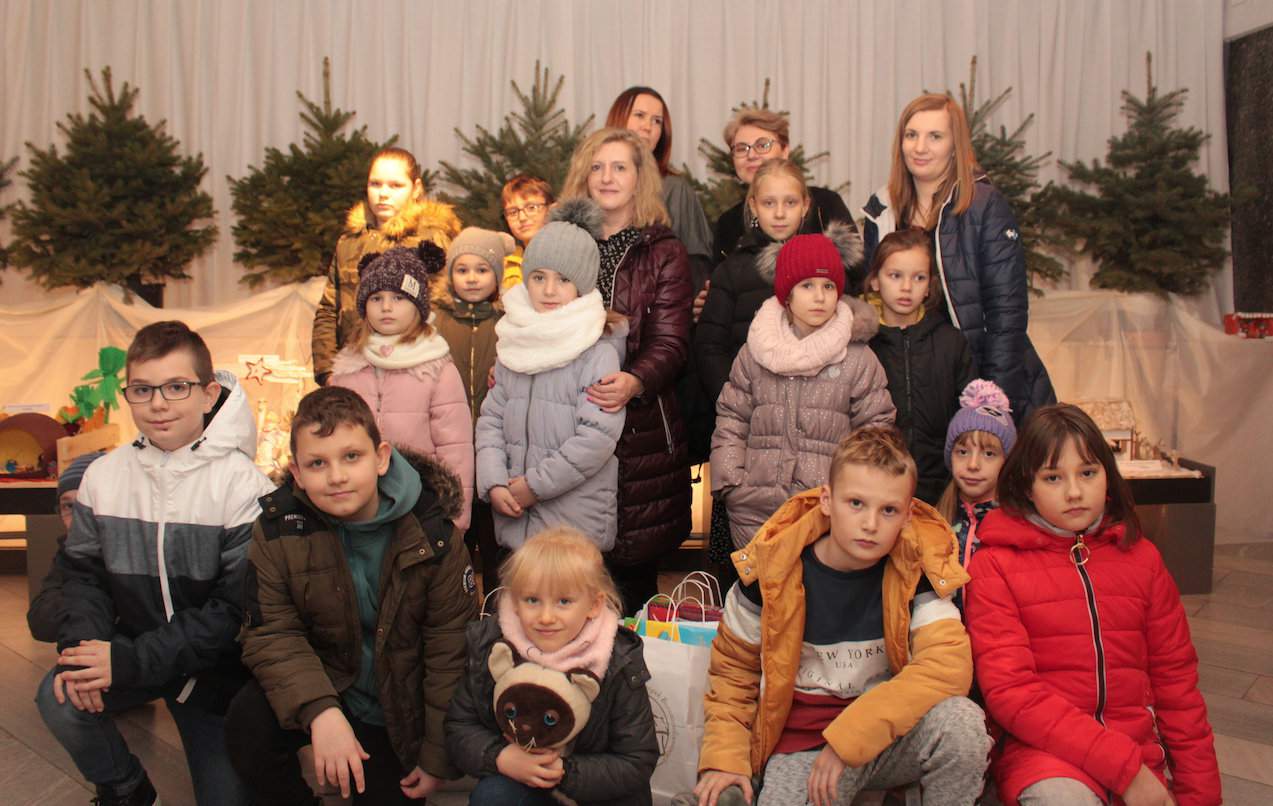 Dzieci ze szkoły w Radolinie cieszyły się z sukcesu w konkursie, ale też z ogromnym zainteresowaniem podglądały dzieła swoich młodszych i starszych kolegów