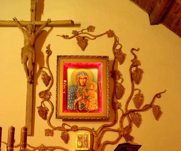 To ołtarz kościoła w Droszkowie. Winne grona oplatające obraz Matki Boskiej to efekt pracy piły