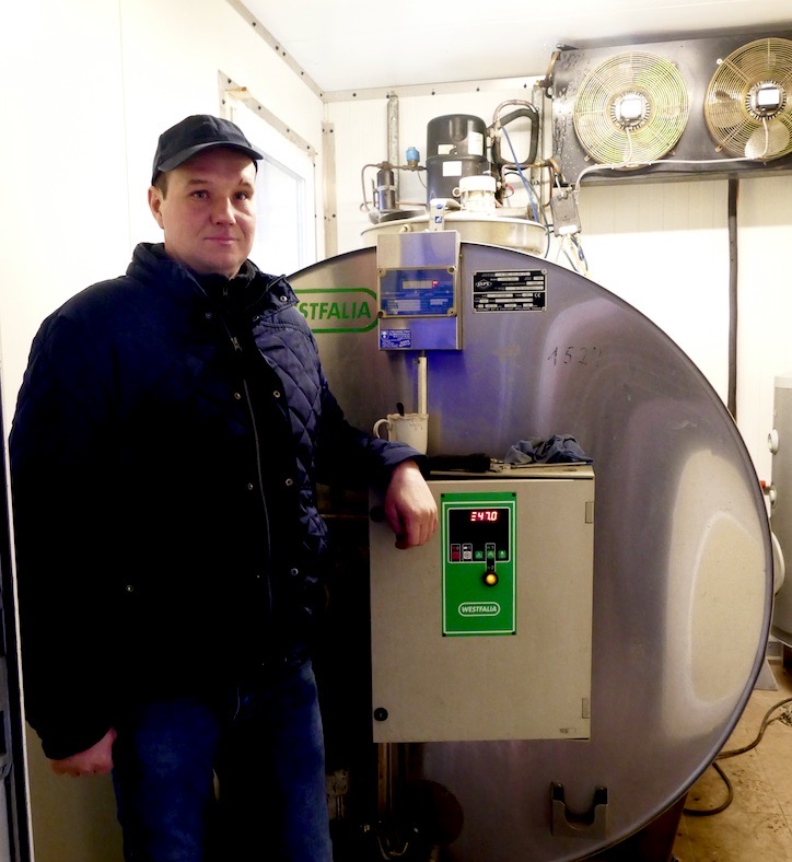 Rafał Sikora prezentował nam nowy zbiornik o pojemności 2600 litrow, który zastąpił stary – 1000-litrowy. Inwestycja ta jest pierwszym krokiem, do zwiększonej produkcji mleka w przyszłości