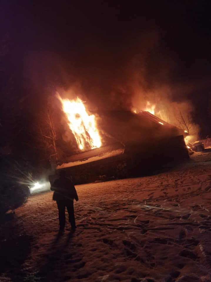 Groźny pożar gospodarstwa. Spłonęła stodoła i zagrożony był dom rolnika