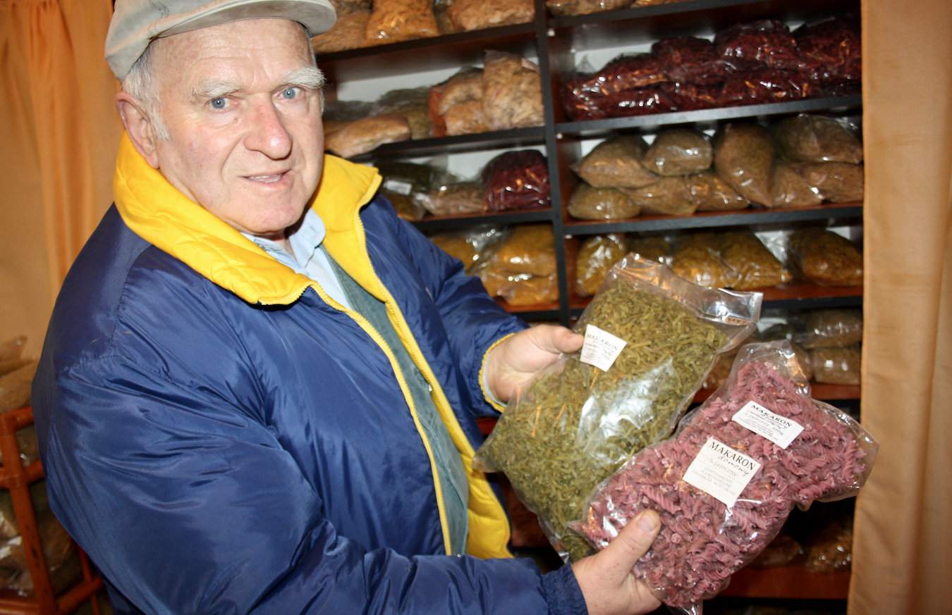 Bogusław Wencel sam wytwarza makaron o smaku pokrzywy, buraków ćwikłowych, z lubczykiem czy szpinakiem