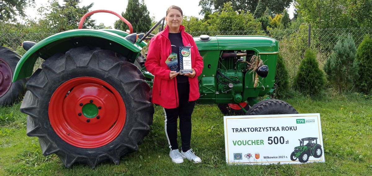 Izabela Miszczak przed deutzem D30S, na którym wywalczyła tytuł Traktorzystki Roku 2021 i nagrodę 500 zł ufundowaną przez „Tygodnik Poradnik Rolniczy”