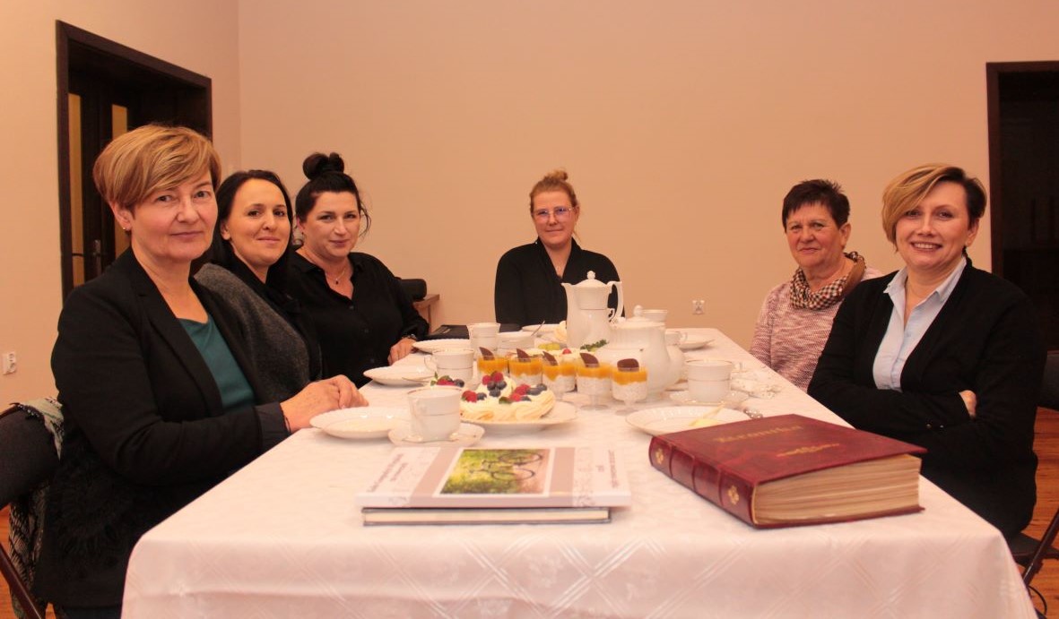 Od lewej: Basia, Karolina, Anna, druga Anna, Miecia i Donata. Rozmawiałyśmy przy desce rewelacyjnych serów podpuszczkowych drugiej Anny