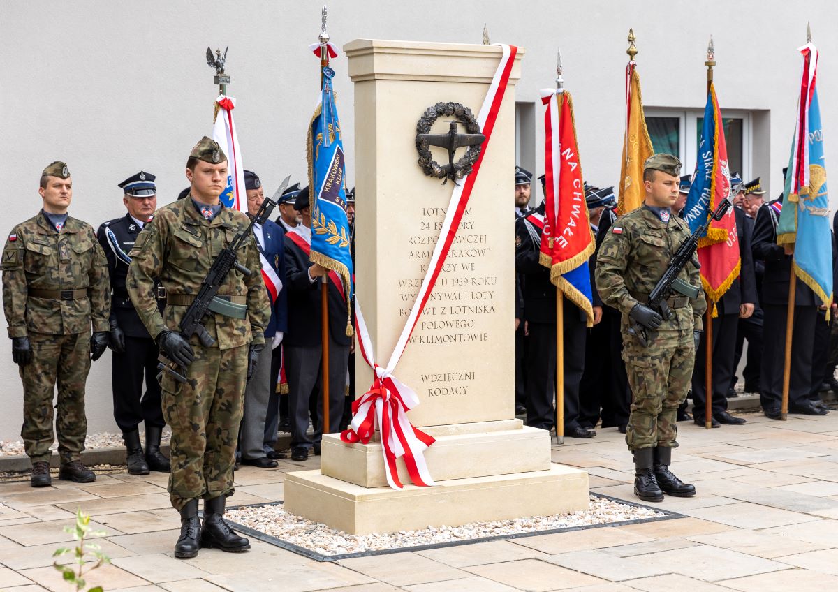 Uroczyste odsłonięcie pomnika upamiętniającego lotników odbyło się z udziałem Kompanii Honorowej