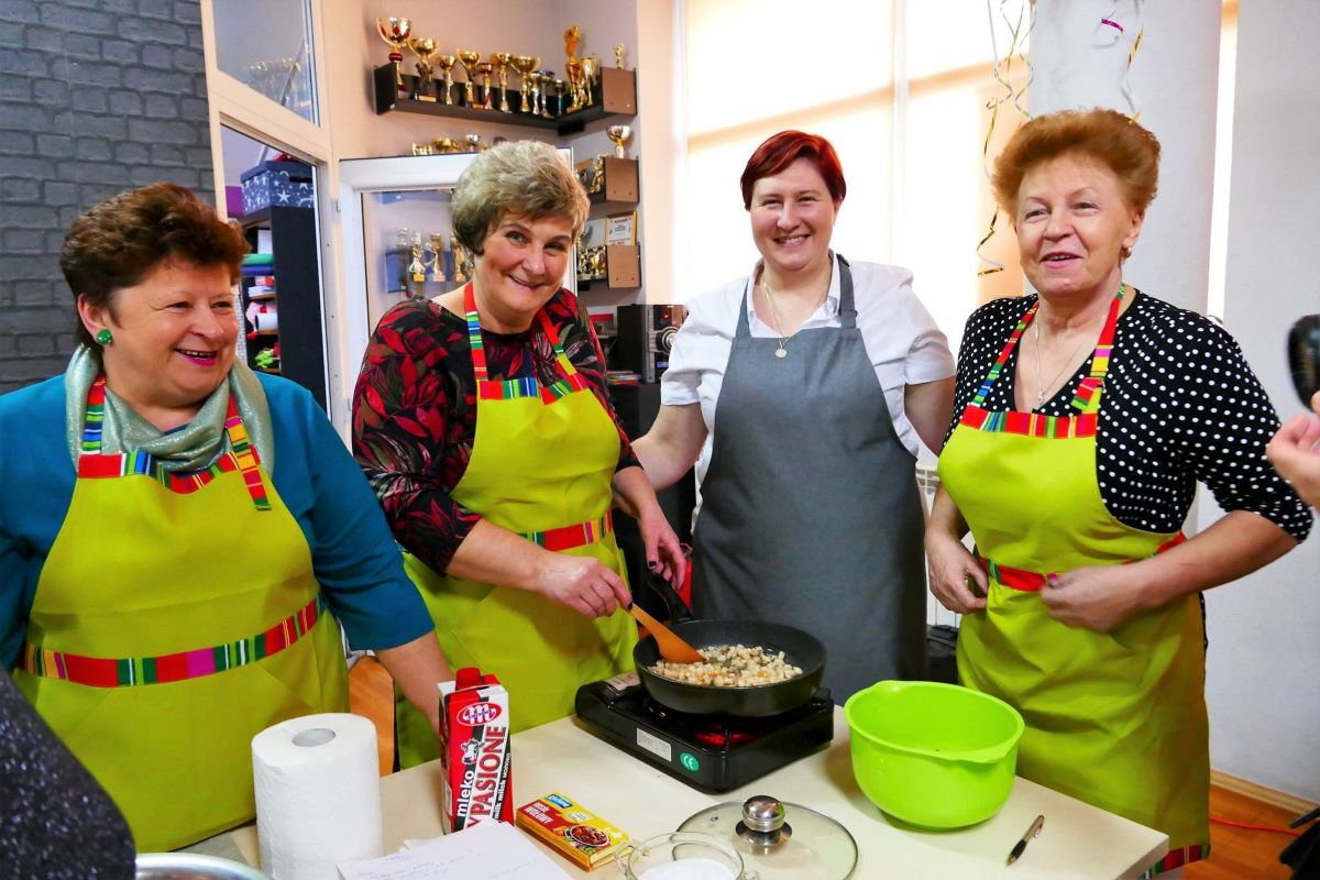 Wspólne gotowanie w towarzystwie mistrzyni kulinarnej – Anny Szpury (trzecia od lewej) było dla gospodyń niezapomnianym wydarzeniem