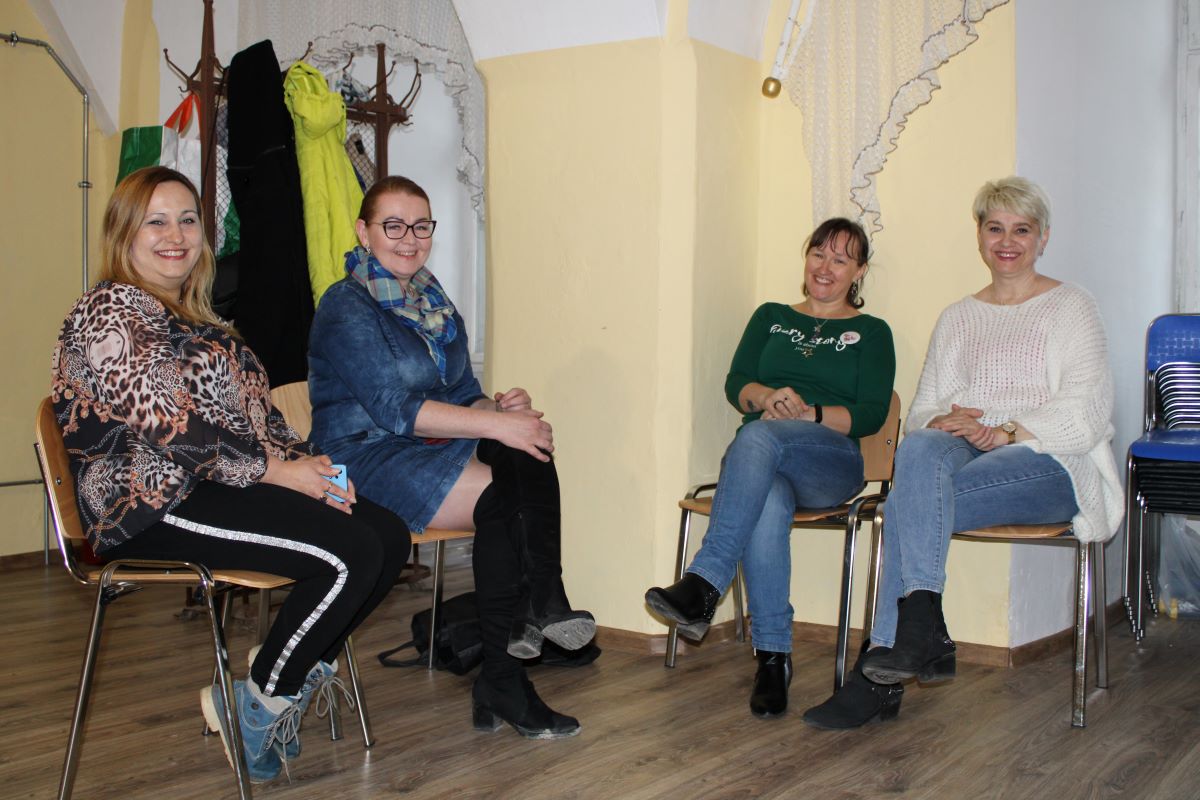 Pogawędki i edukacja – to się sprawdza. Od lewej strony na zdjęciu siedzą: Renata Krawczyk, Patrycja Jakubiak, Renata Kłeczek i Iwona Rowińska