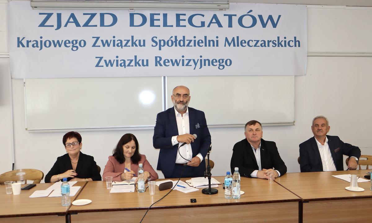 Od lewej: Teresa Jędraszek – sekretarz zebrania, Małgorzata Żmuda – asesor, Stanisław Rogalski – przewodniczący zjazdu delegatów, Wiktor Wyrwas – asesor, Szczepan Szumowski – przewodniczący rady KZSM