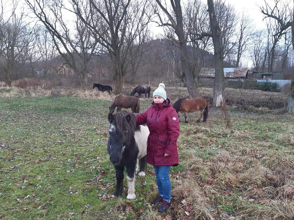 Magdalena Kaczmarczyk z kucami, których hodowli będzie musiała zaprzestać, jeśli straci ziemię dzierżawioną od KOWR